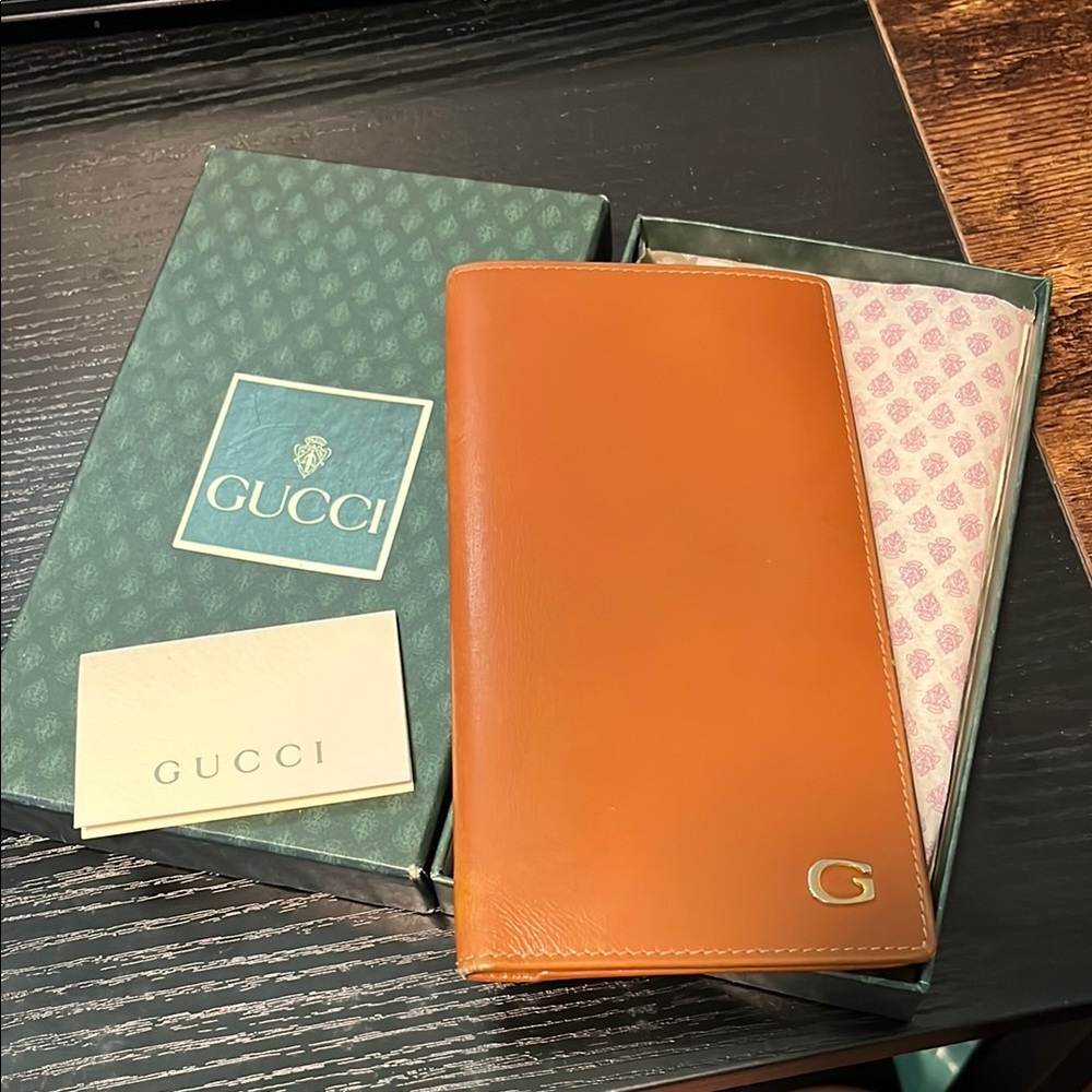 Vintage Gucci Bifold Brown Leather Wallet with Gold Logo with Code.